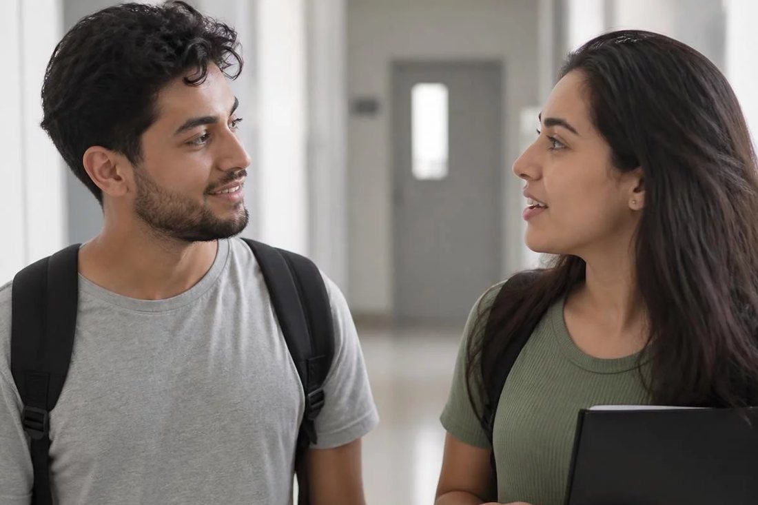 Dois estudantes de mochila continuam a discussão no corredor depois da sessão